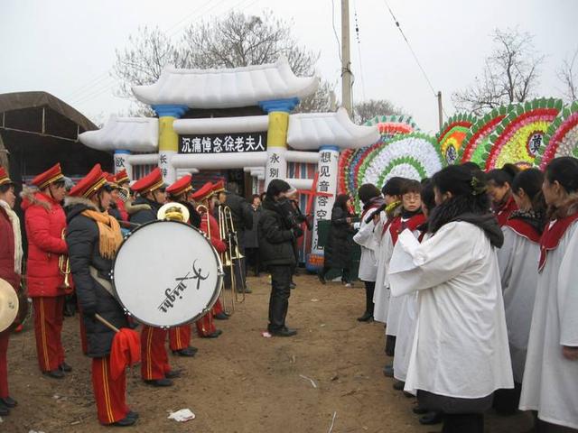 梦见自己给别人立堂口是什么兆头(梦见立堂口是怎么回事)