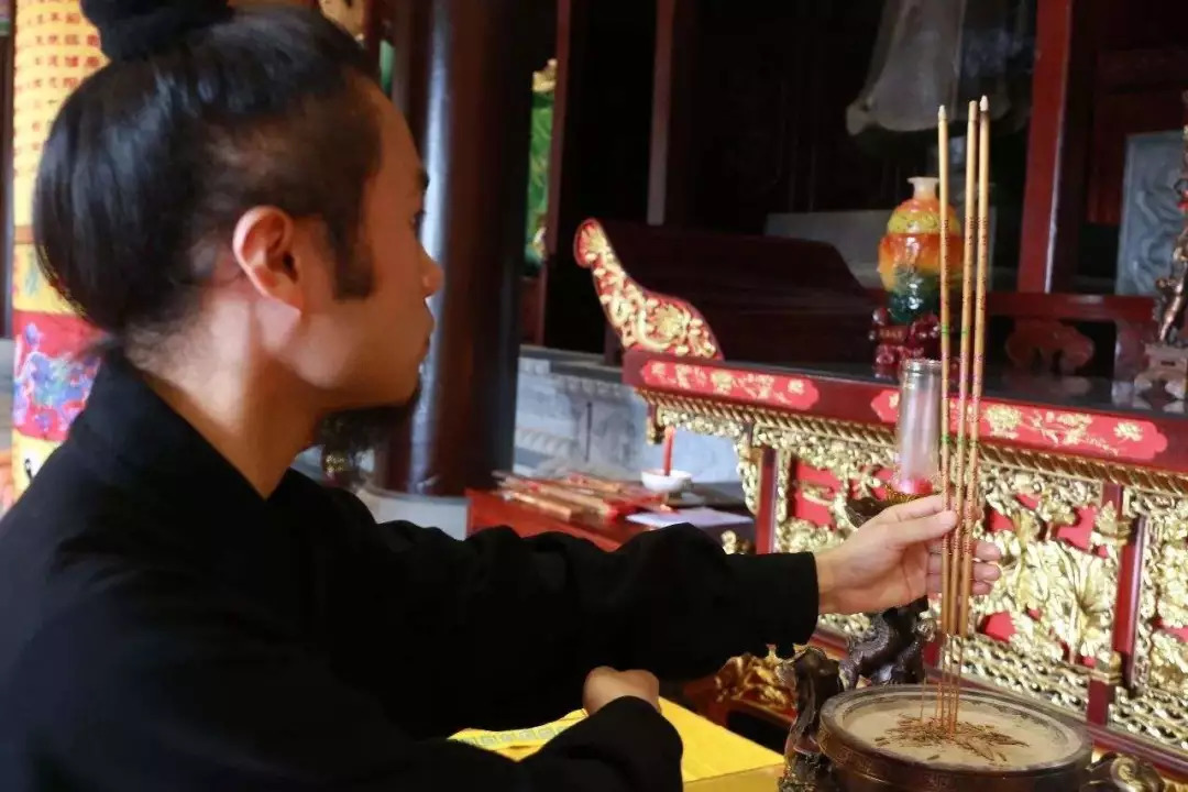立过堂口烧哪种香好(堂口立了香火不旺怎么办)